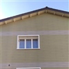 Fassadenschiefer Clinar mit einem andersfarbigen Streifen geschmückt