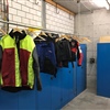 Absenkbahre Garderobe für nasse und trockene Kleidung