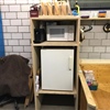 Kühlschrank, Teller, Kaffemaschine und Mikrowelle