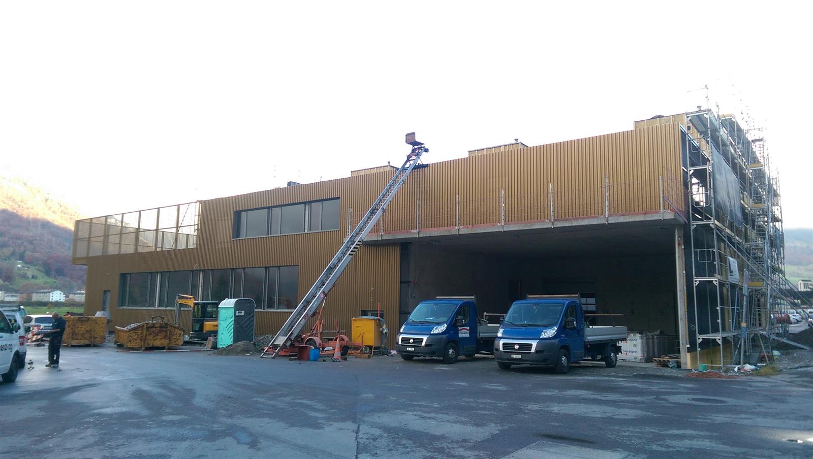 Neubau Lochprofil-Fassade / Dämmung und Bekleidung